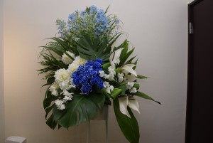 ST059 シックなお洒落スタンド花　青、白系